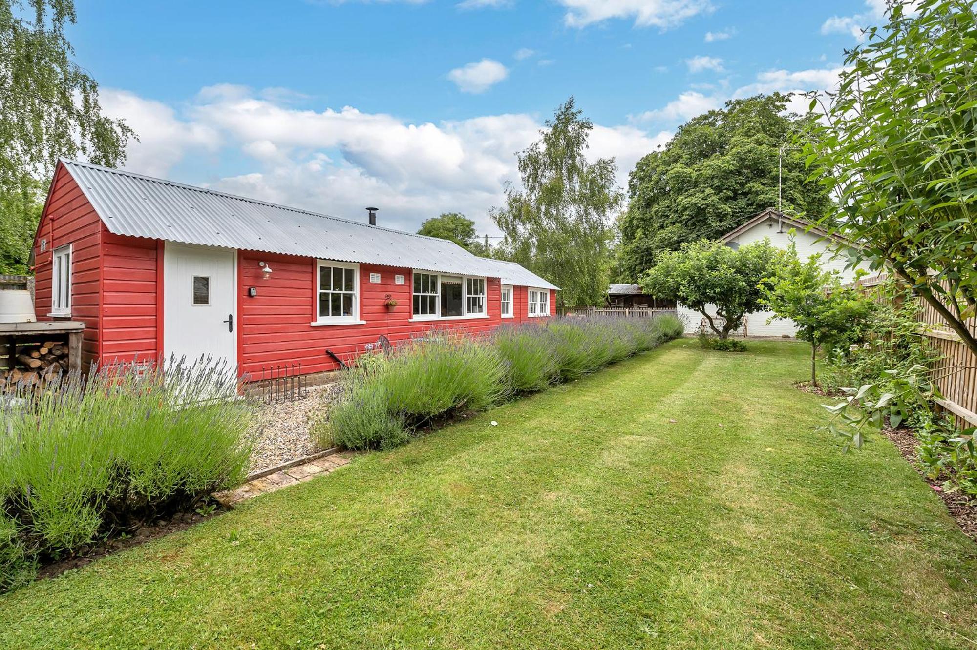 The Red Shed Entire For 2 Private Garden And Parking 2 Miles From Bury St Edmunds Holiday home Whepstead