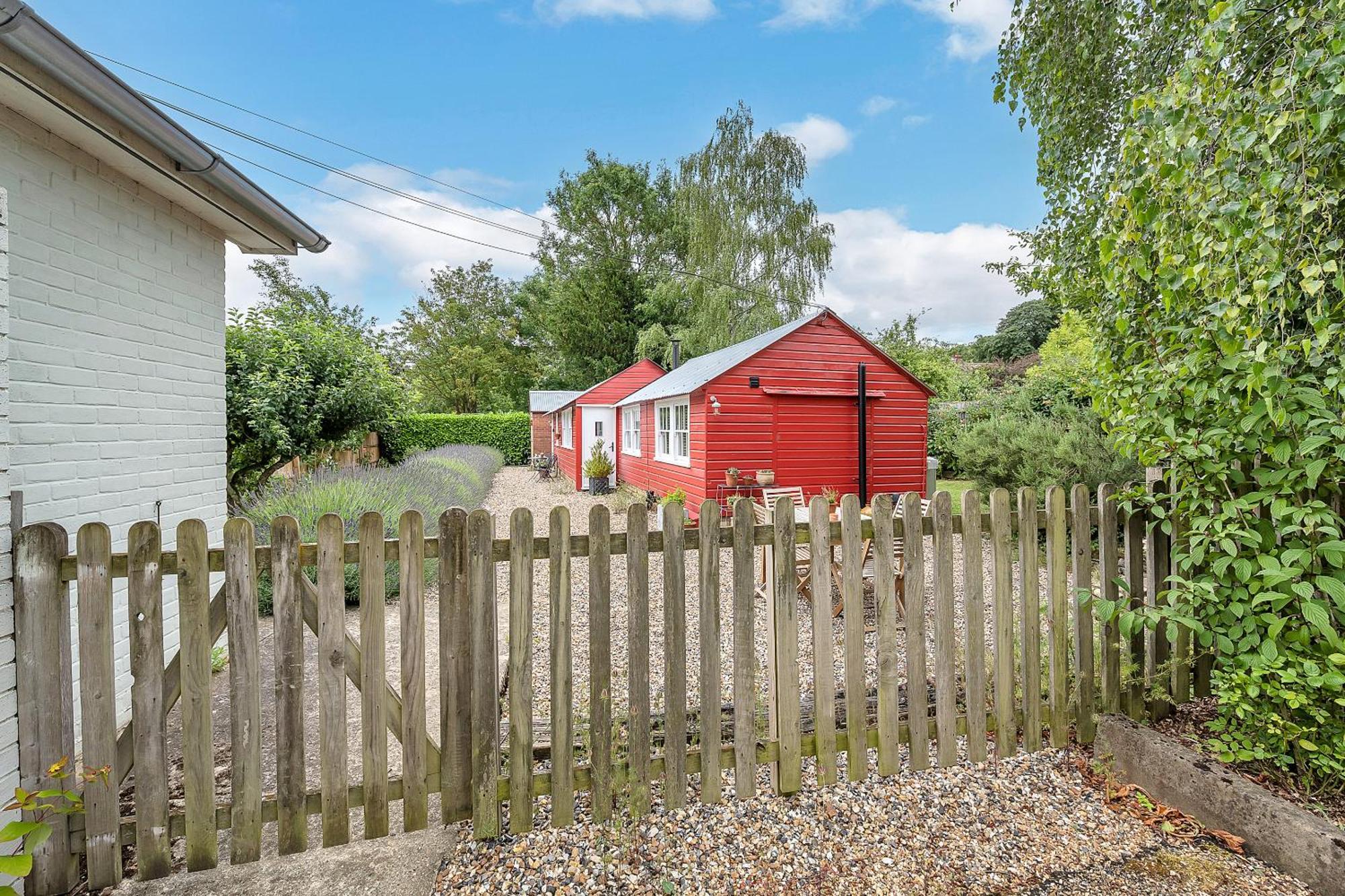 The Red Shed Entire For 2 Private Garden And Parking 2 Miles From Bury St Edmunds *