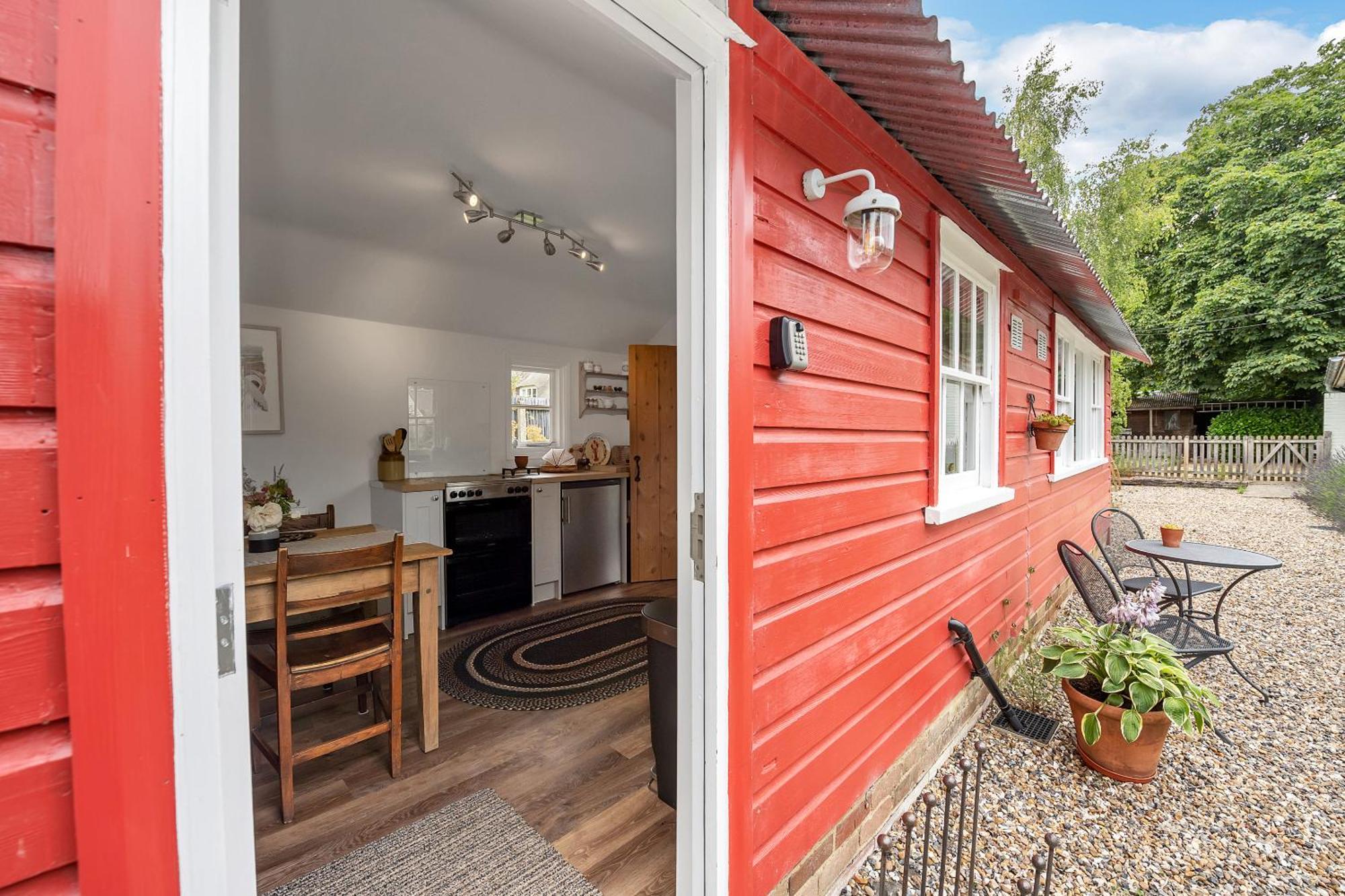 The Red Shed Entire For 2 Private Garden And Parking 2 Miles From Bury St Edmunds Holiday home *